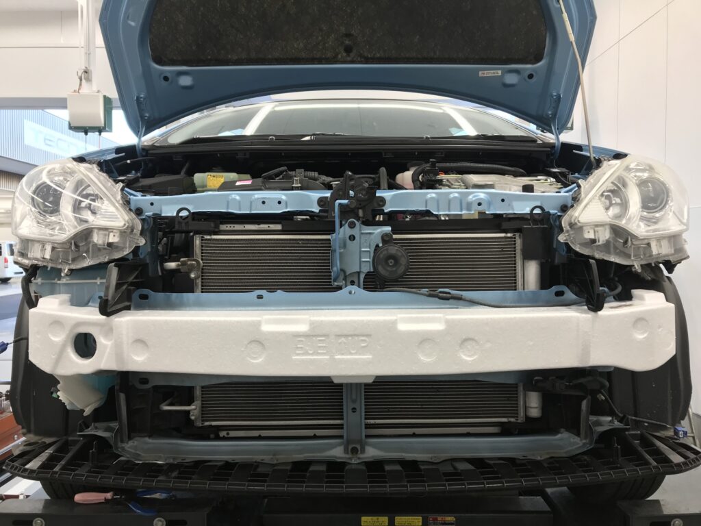 フロントバンパーを取り外した自動車