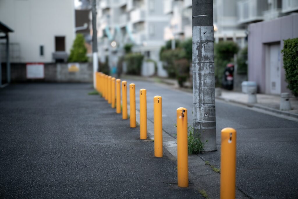 駐車場に設置された複数の黄色いポール