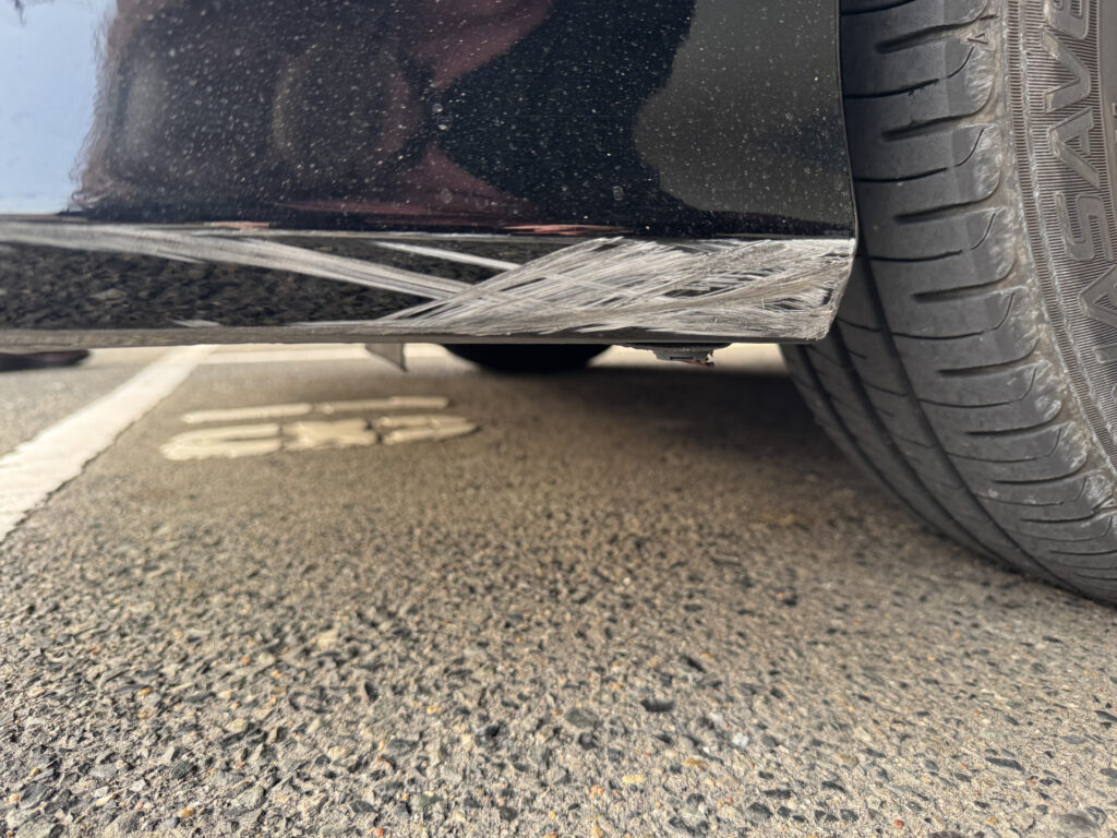 傷が着いたバンパー下部・黒