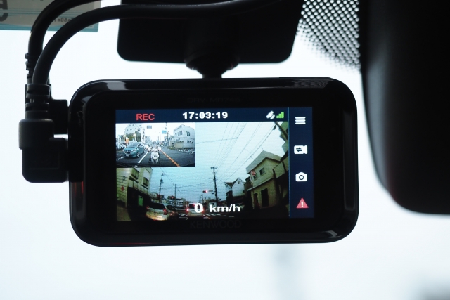 フロントガラスに取り付けたドライブレコーダー