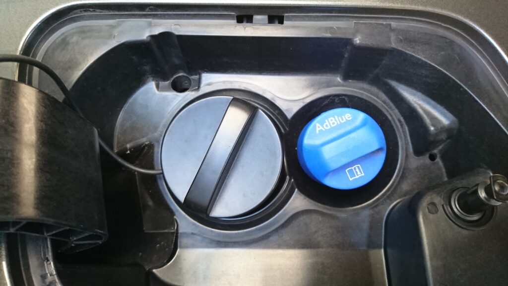 給油口と尿素水補充口