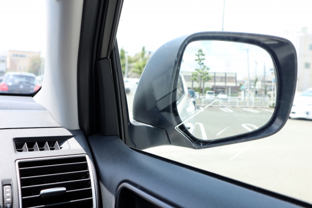 サイドミラーで後方を確認している様子