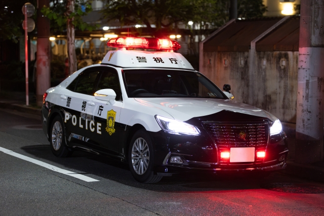赤色灯を点灯しているパトカー