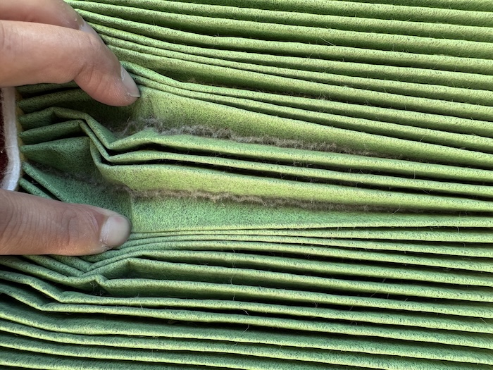 汚れたエアコンフィルター