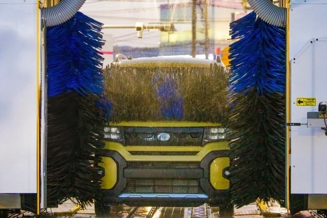 洗車機で車を洗っている様子