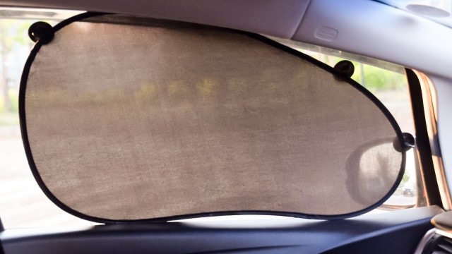 車中泊の目隠し用にシェードを用いた例