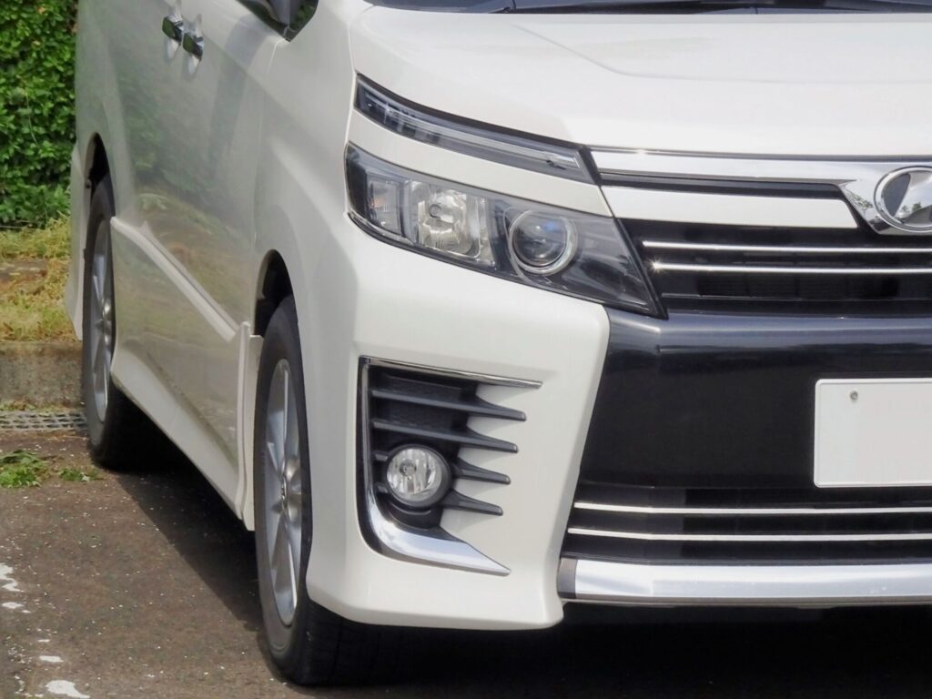 80系ヴォクシーのフロントフェイス・白