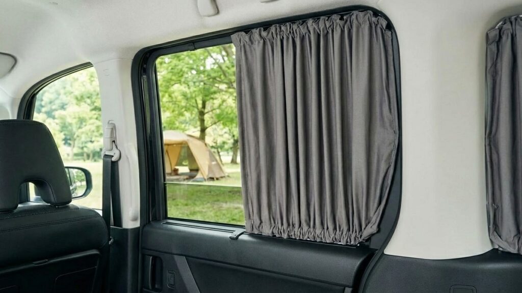 セレナの窓にカーテンを装着している様子