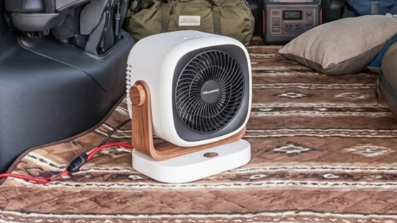 車中泊でセラミックファンヒーターを使う様子