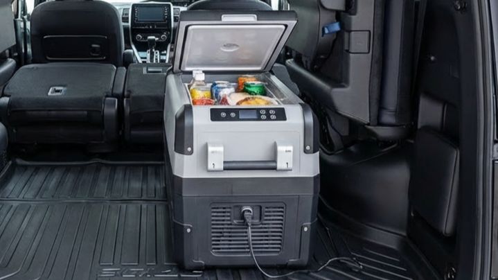 セレナの車中泊時にポータブル冷蔵庫を使う様子