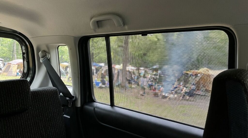 ハスラーの窓に網戸用ネットを付けた様子