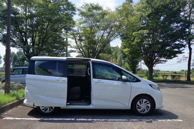 スライドドアを開けたフリード