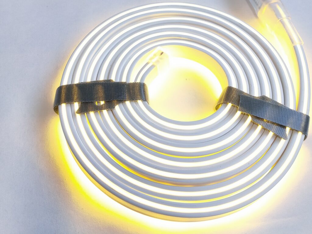 発光するLEDテープ