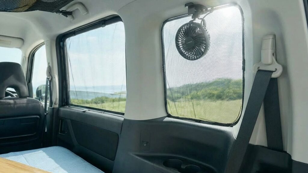 セレナの車中泊時に網戸ネットを使う様子