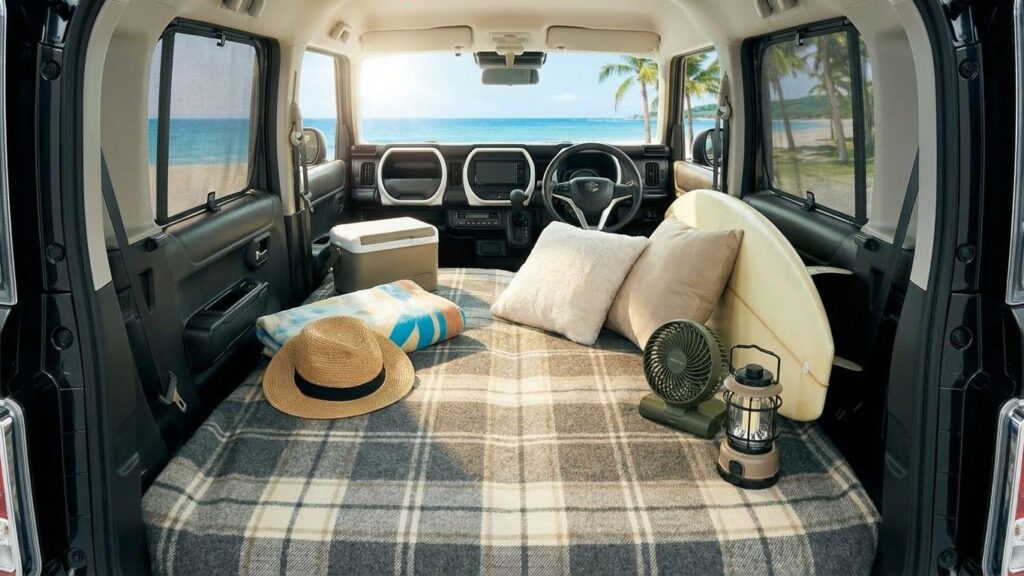 夏にハスラーで車中泊をする様子