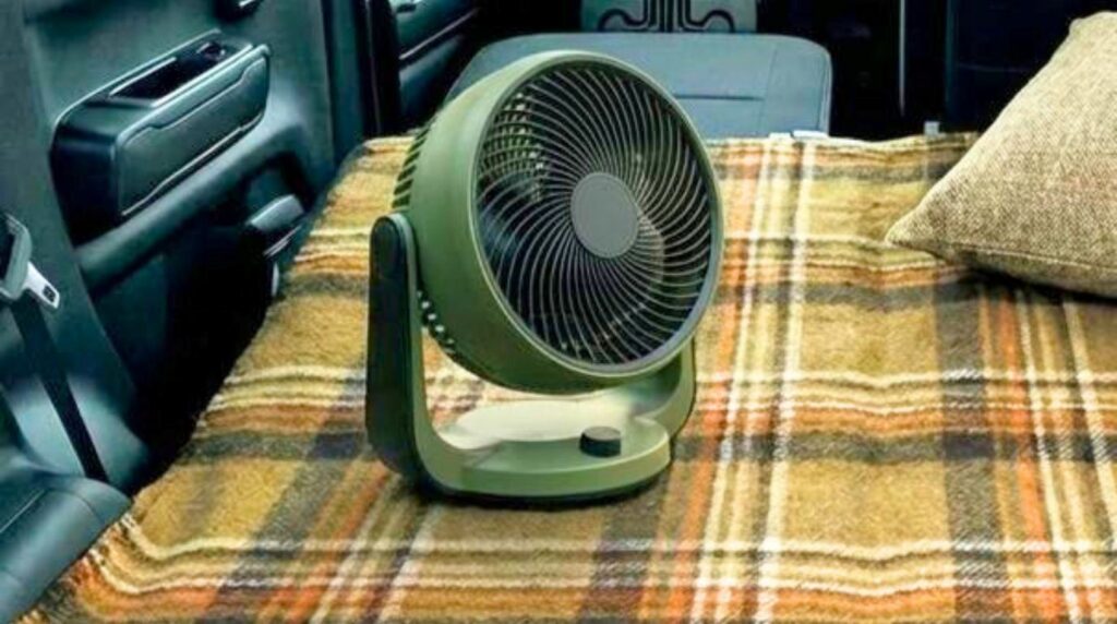 ハスラーの車内でサーキュレーターを使用する様子