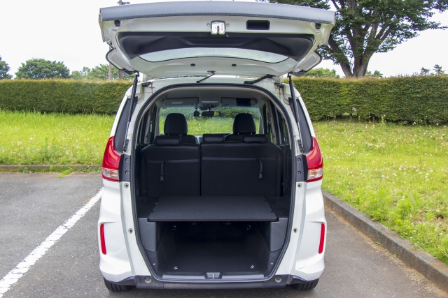 後部座席をフラットにしたフリード