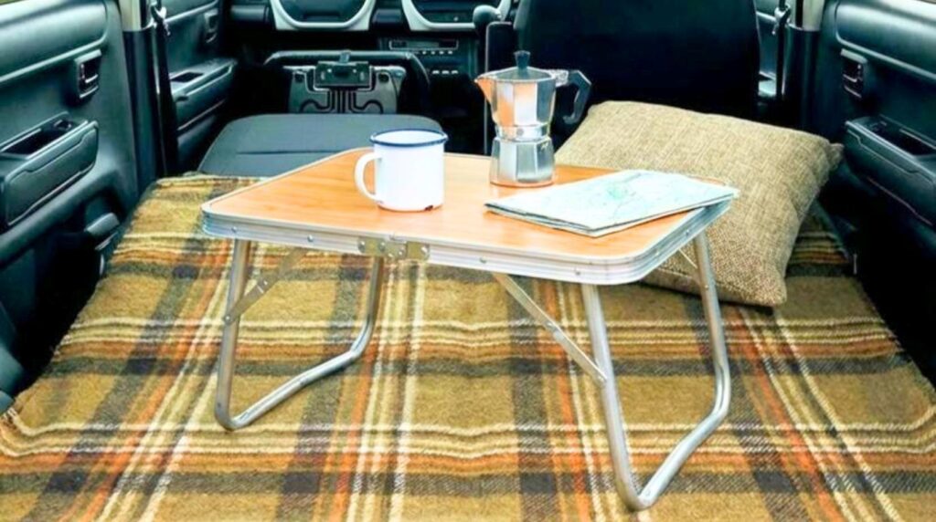 ハスラーの車内で折りたたみテーブルを使用する様子