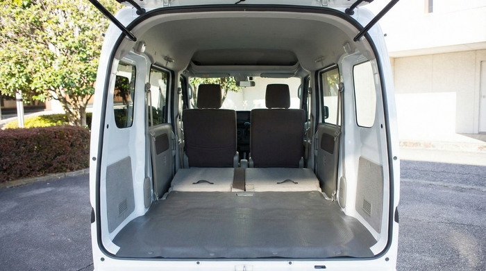 四角い荷室形状がキャンプと相性が良い