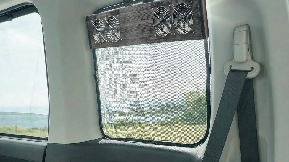 セレナの窓に換気扇を装着している様子