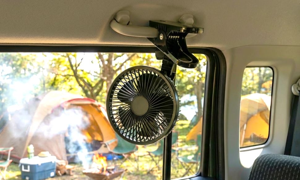 ハスラーのアシストグリップに扇風機を付けている様子