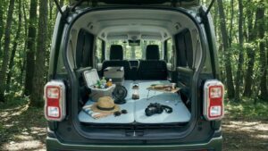 夏に車中泊をしている車内の様子