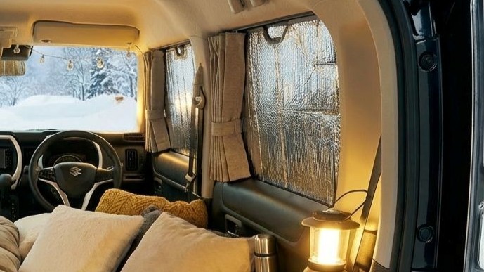 冬の車中泊で断熱シートを使う様子