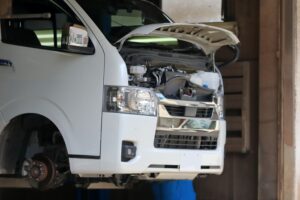 ハイエース整備中