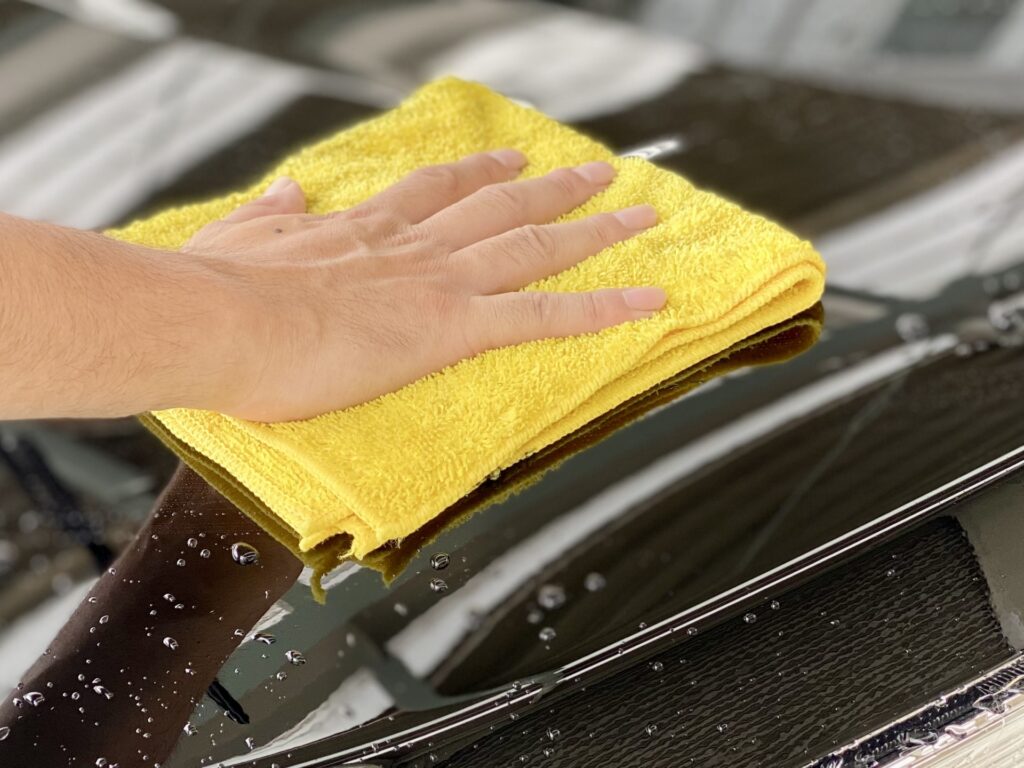 マイクロファイバータオルで車体を拭き上げる様子