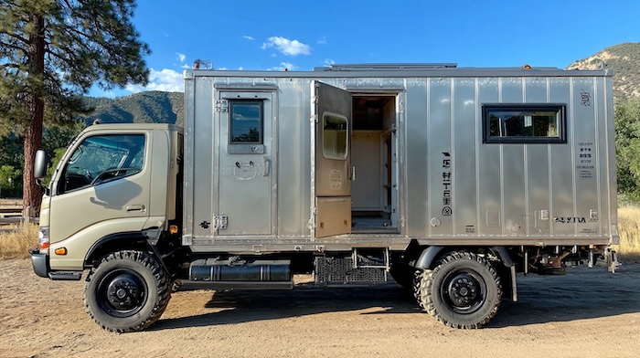 自作した4tトラックのキャンピングカー