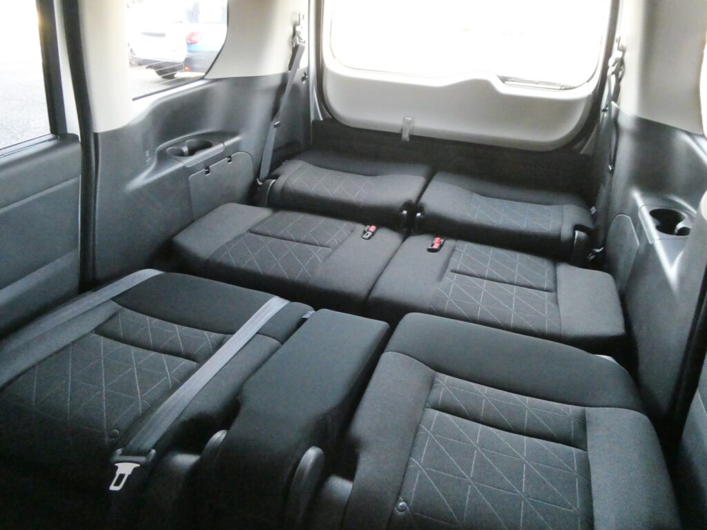 シートをフルフラットにした車内
