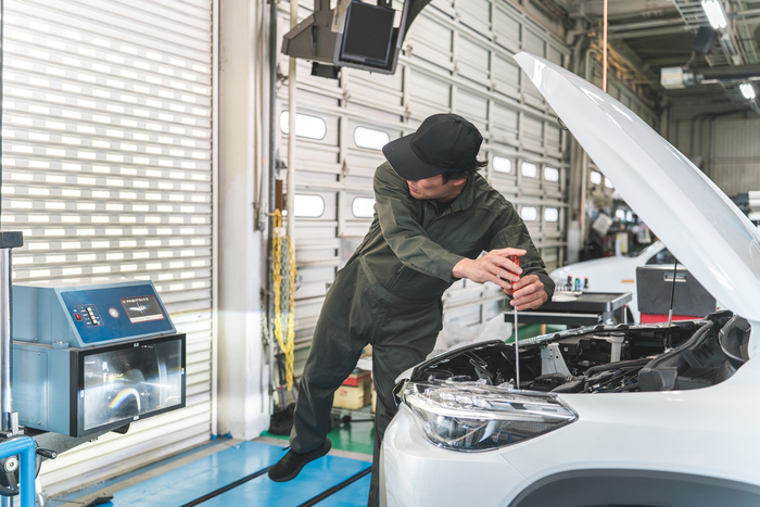 光軸調整する整備士