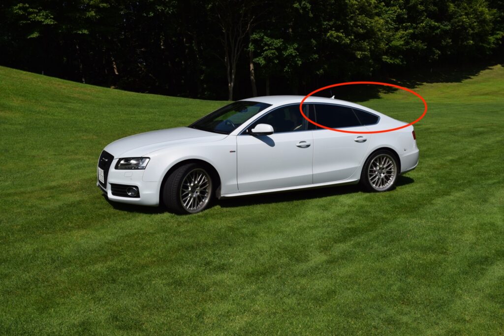 クーペスタイルで天井後方が傾斜している車両