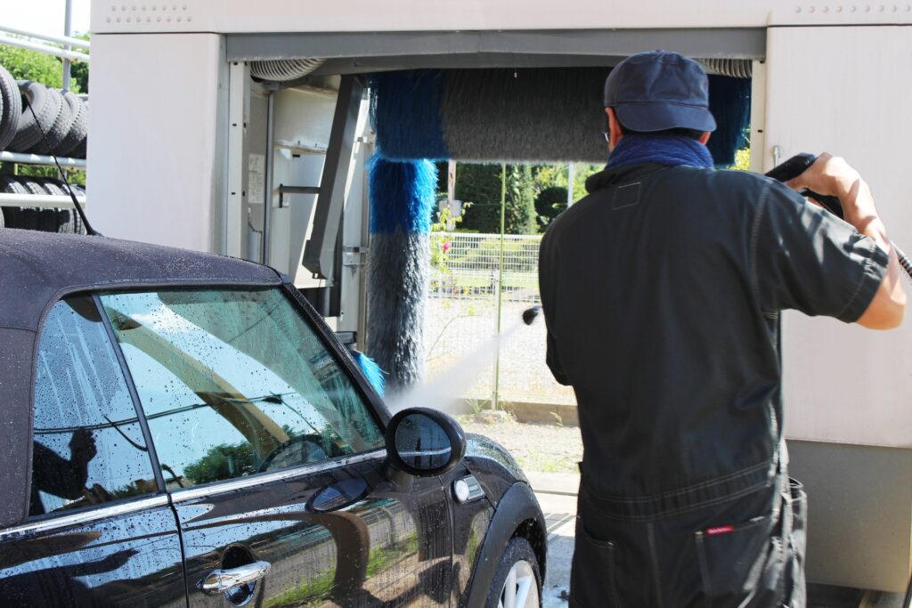 洗車機に通す前に車を予洗いする様子