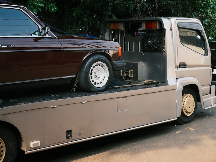 積載車で車を運んでいる様子