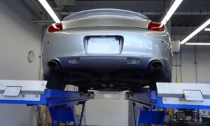 車検を受けている普通車