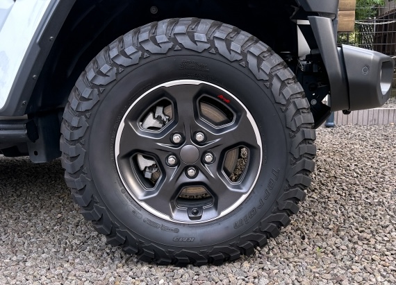 マッドテレーンタイヤのイメージ(車両はエブリィとは異なります)