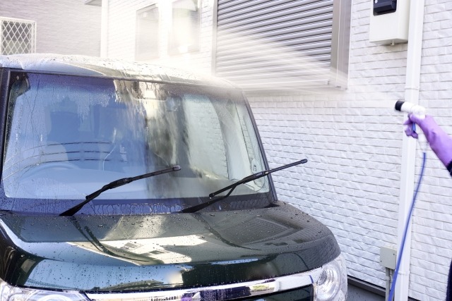 青空駐車の車を洗車する様子