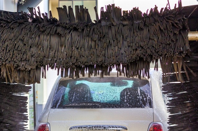 洗車機を使って洗車する様子