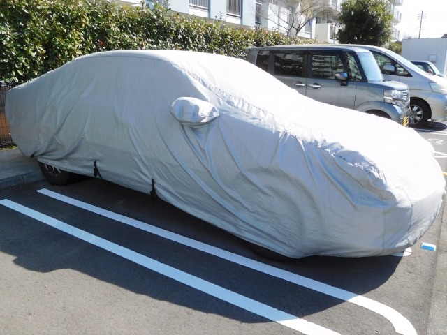 青空駐車の際にボディカバーを使用する様子