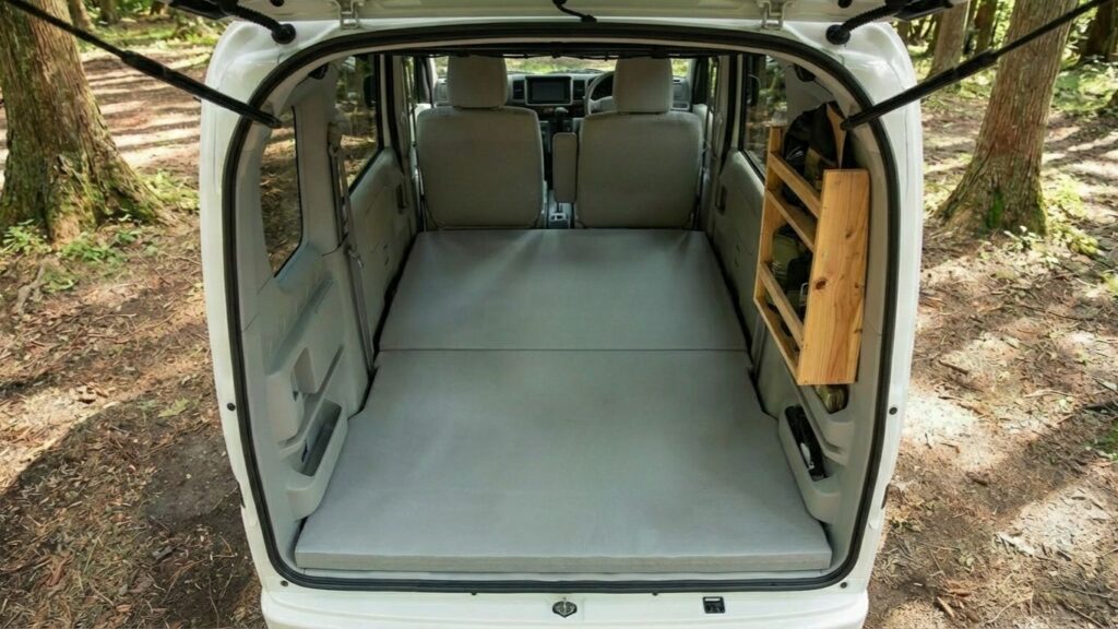 エブリイの車中泊でマットを敷いている様子