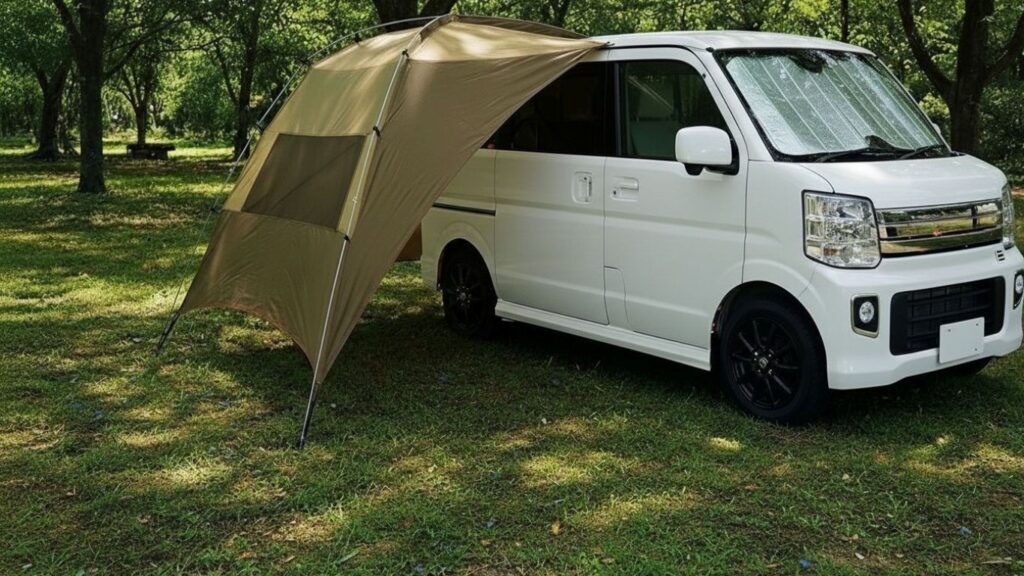 エブリイの車中泊でカーサイドタープを装着しているイメージ