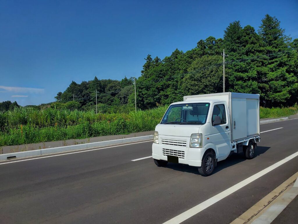 走行中の軽トラ