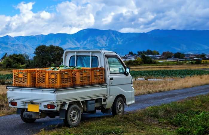 農作業中の軽トラック