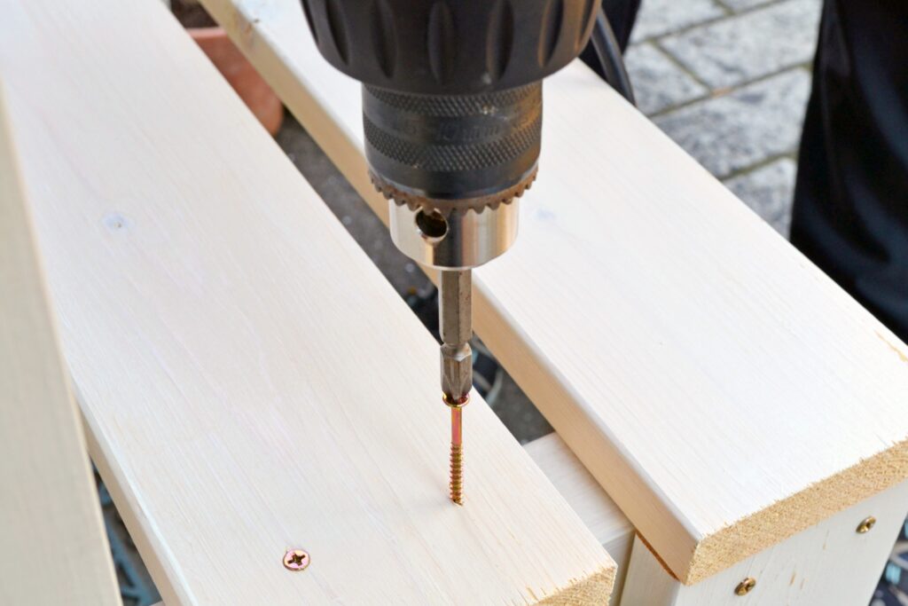 インパクトドライバーで木材を組み上げている様子