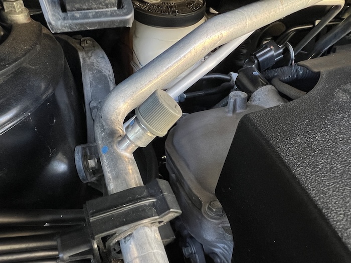 エアコンガスを注入する低圧側ポート