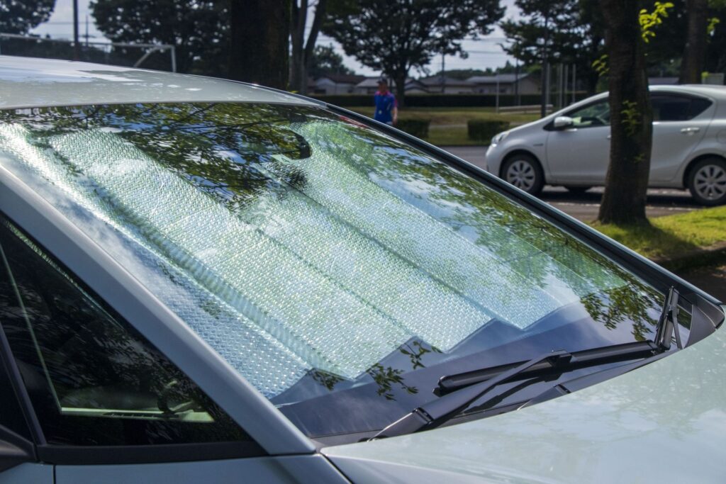 蛇腹の折りたたみ車用サンシェードを装着しているイメージ