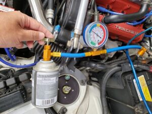 エアコンガスを補充している様子