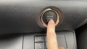 車のエンジンをかける様子