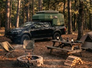 自作でハイラックスをキャンピングカーに！キャンパーシェルの作り方や費用を解説_アイキャッチ